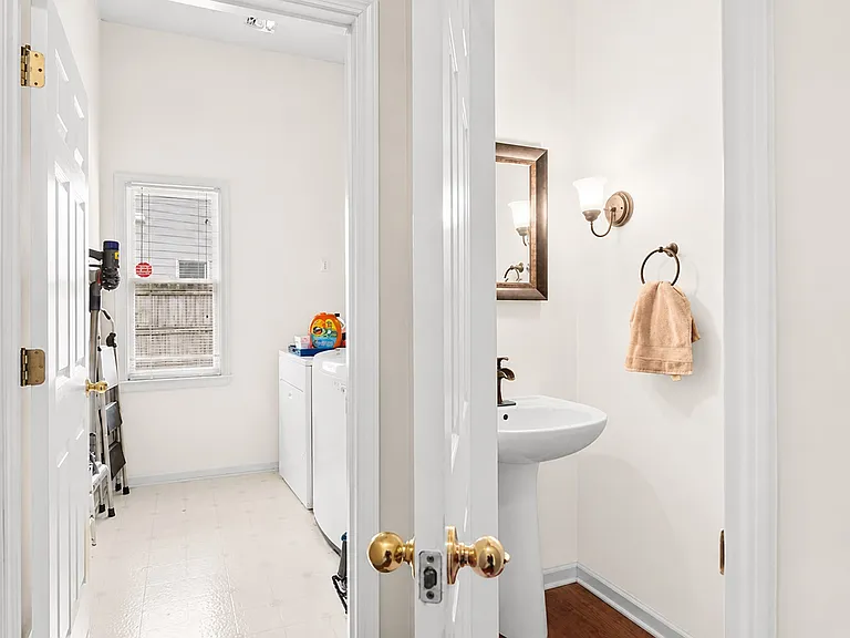 2208 Snug Hbr NE — Photo 8