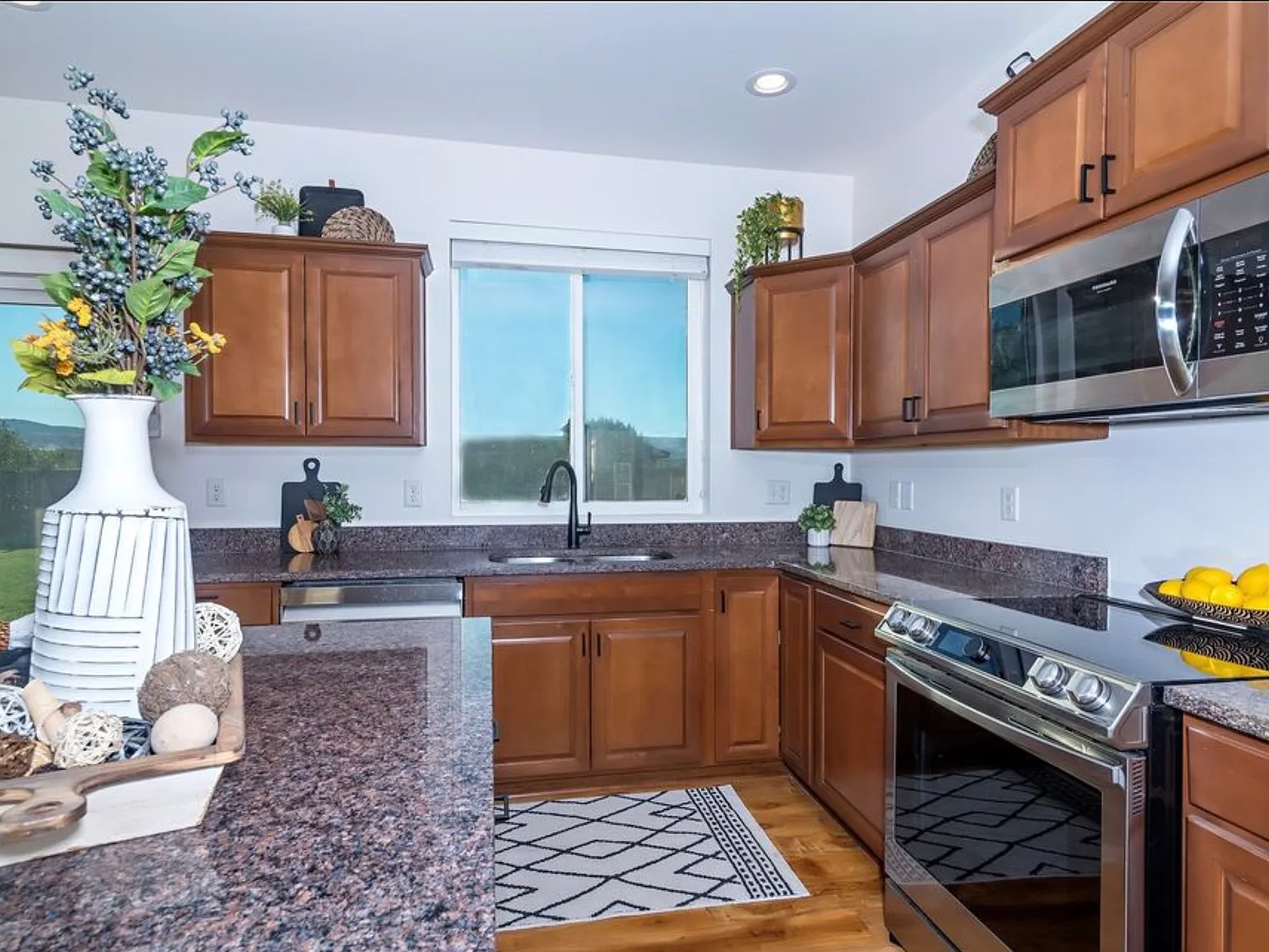 5 bed, 2479 sqft, $3,400 — Photo 3