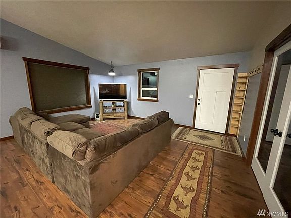 Enter the home into a very nice spacious living room. Comcast offers cable TV and high-speed internet access. Notice the vaulted ceiling.