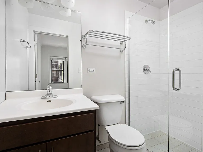 5425 N Clark Apartments — Photo 7
