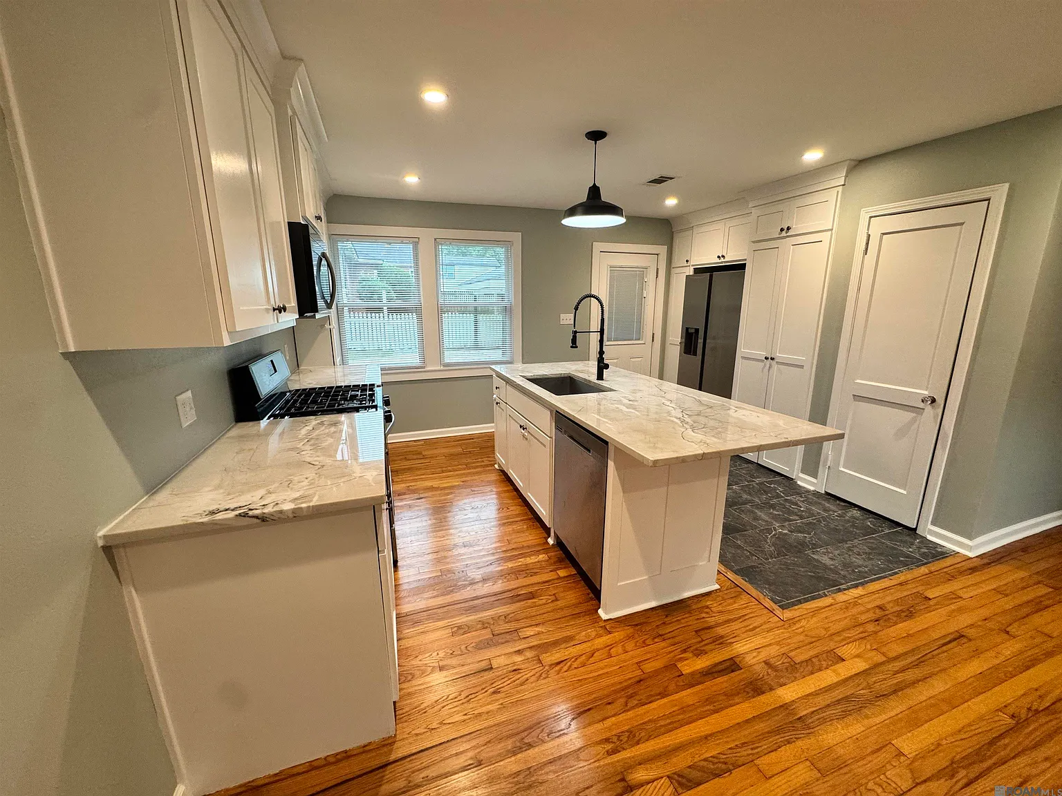 2 bed, 700 sqft, $1,500 — Photo 2