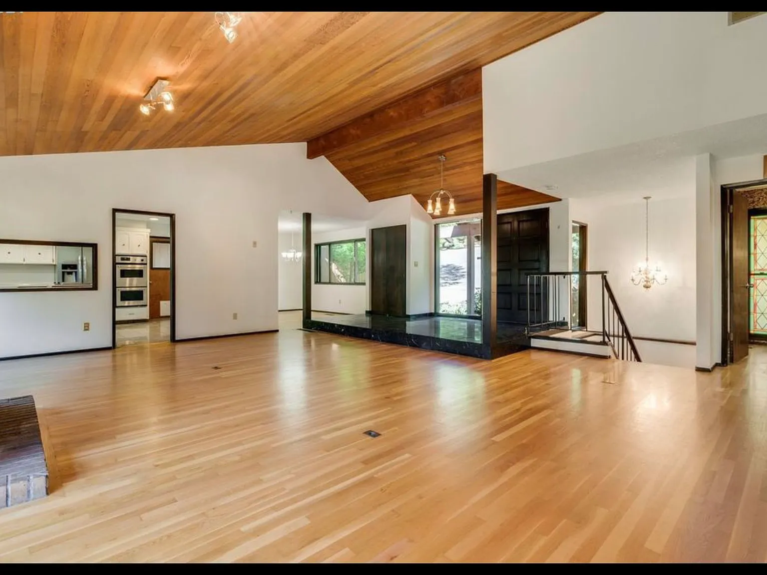 4 bed, 2.5 bath, 2904 sqft, $3,995 — Photo 3