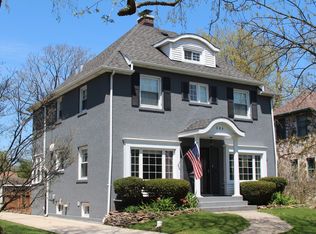 296 Blackhawk Rd, Riverside, IL 60546