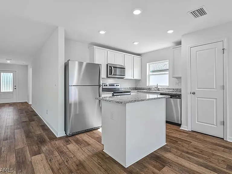 1385 Bush St W — Photo 2