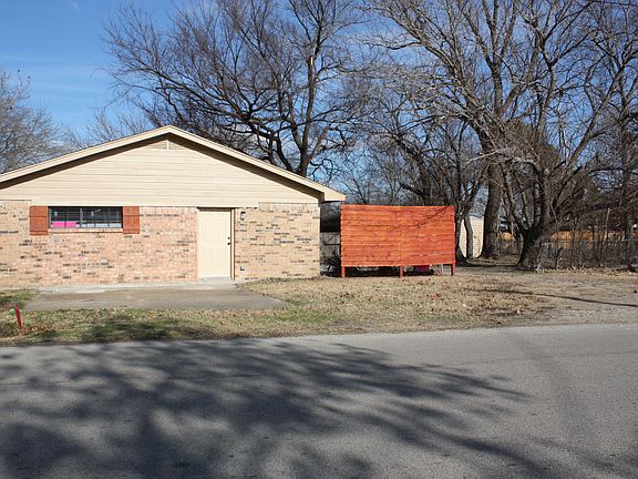 4th image of 200 Doris Ln