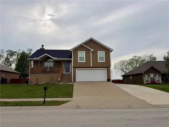 706 SW Bobcat St, Oak Grove, MO 64075