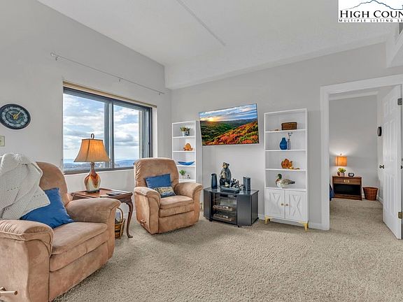 5th image of 303 Sugar Top Drive #8-1806