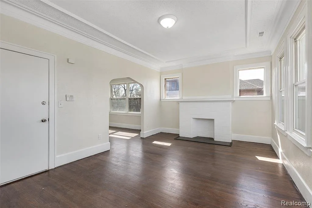 3 bed, 1.0 bath, 2750 sqft, $1,250 — Photo 3