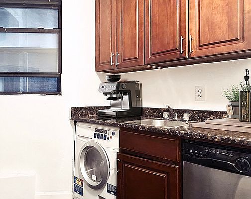 3rd image of 310 W 49th St APT 3D