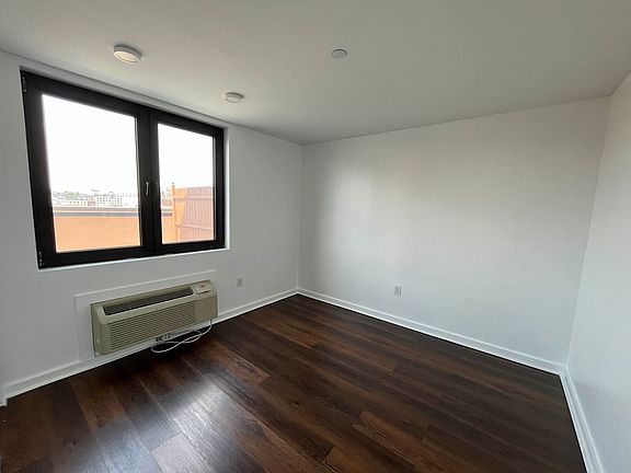 4th image of 874 Willoughby Ave #703