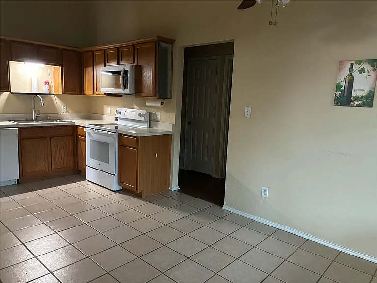 1210 Hidden Oaks Dr — Photo 8