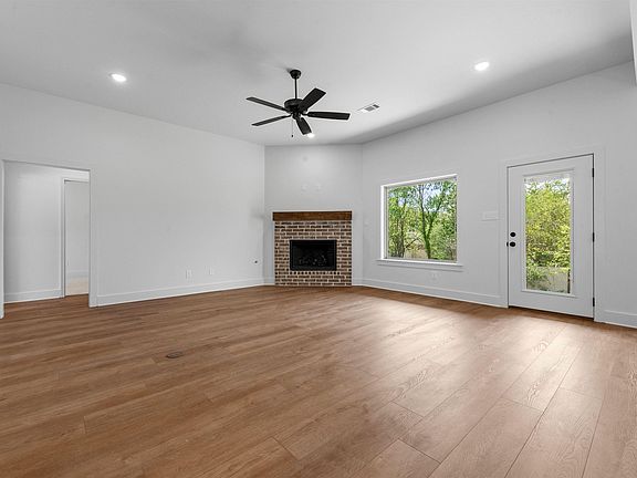 4th image of 400 Forest Glen Cv