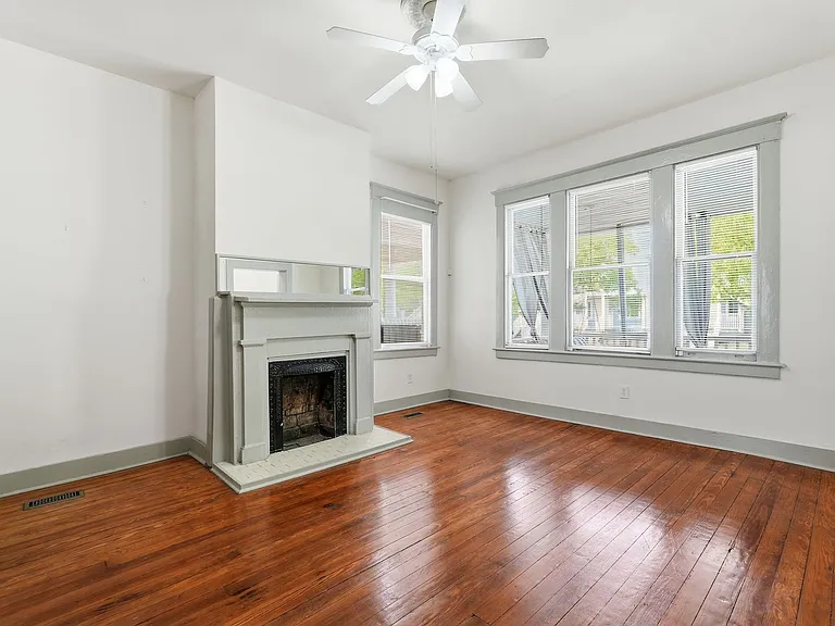 538 E Waldburg St — Photo 13
