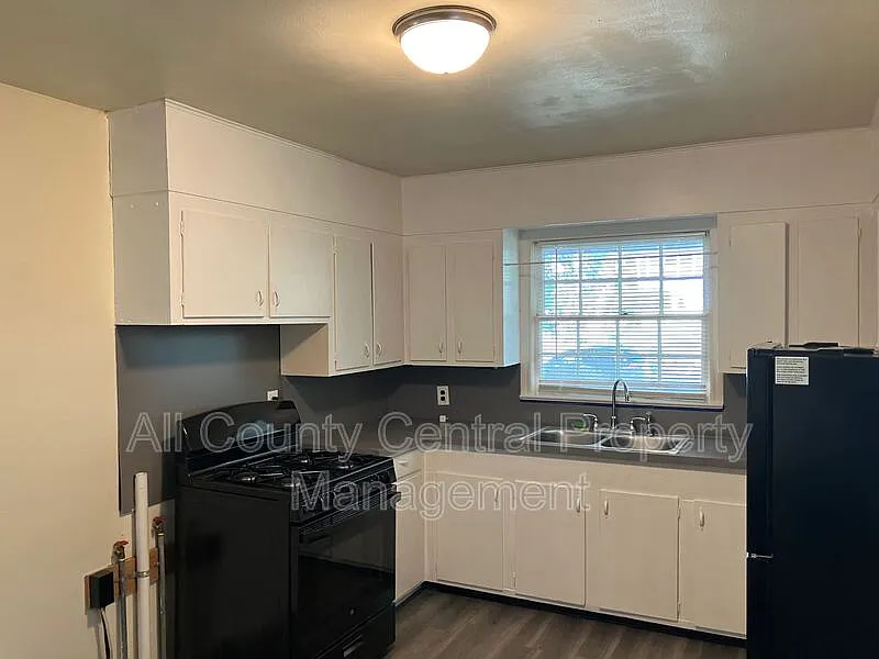 3 bed, 1.0 bath, 1594 sqft, $1,395 — Photo 4