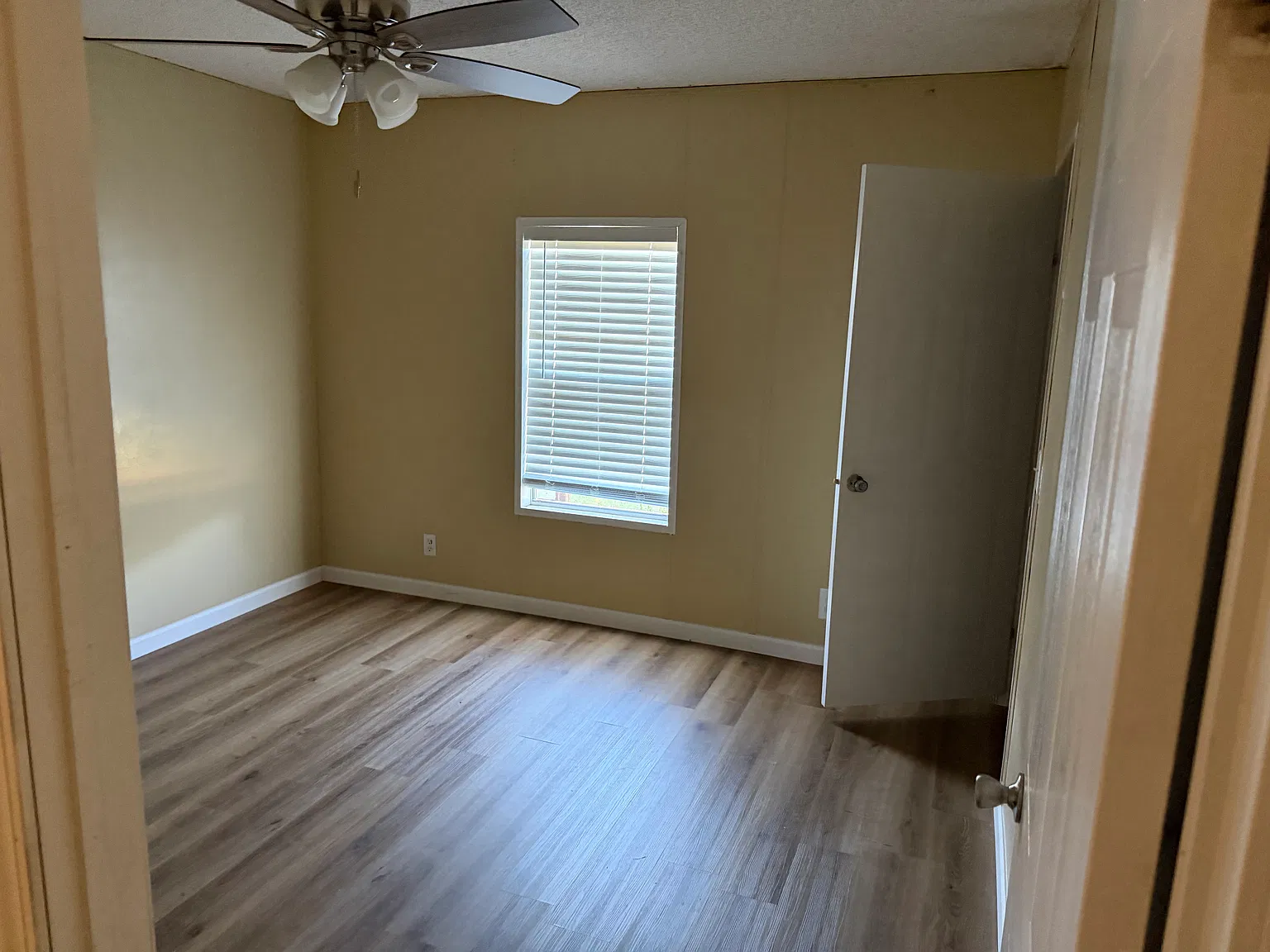 5 bed, 2432 sqft, $1,050 — Photo 2