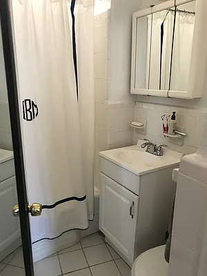 Rented by Salon Realty Corp | media 7