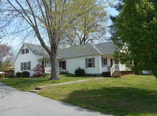 305 Hemlock Ln, Flora, IL 62839