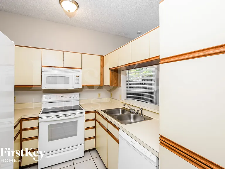 1047 Whittier Cir — Photo 8