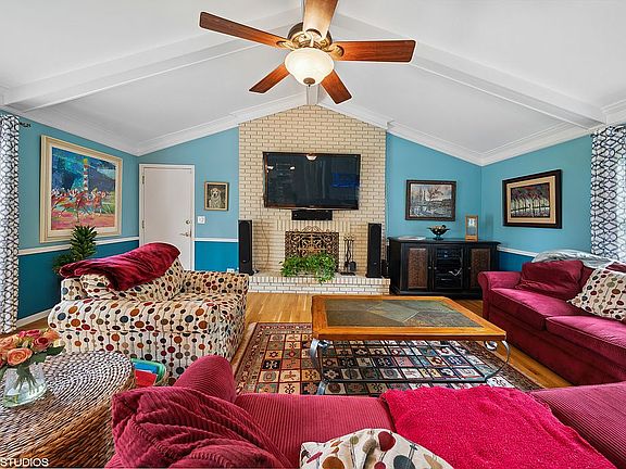 Family Rm w/ vaulted ceiling