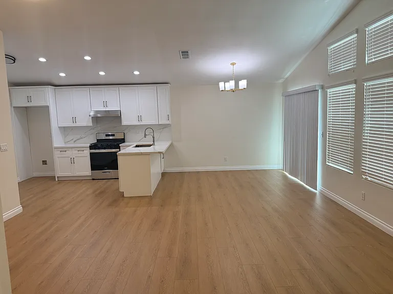 2686 Beverly Ave — Photo 3
