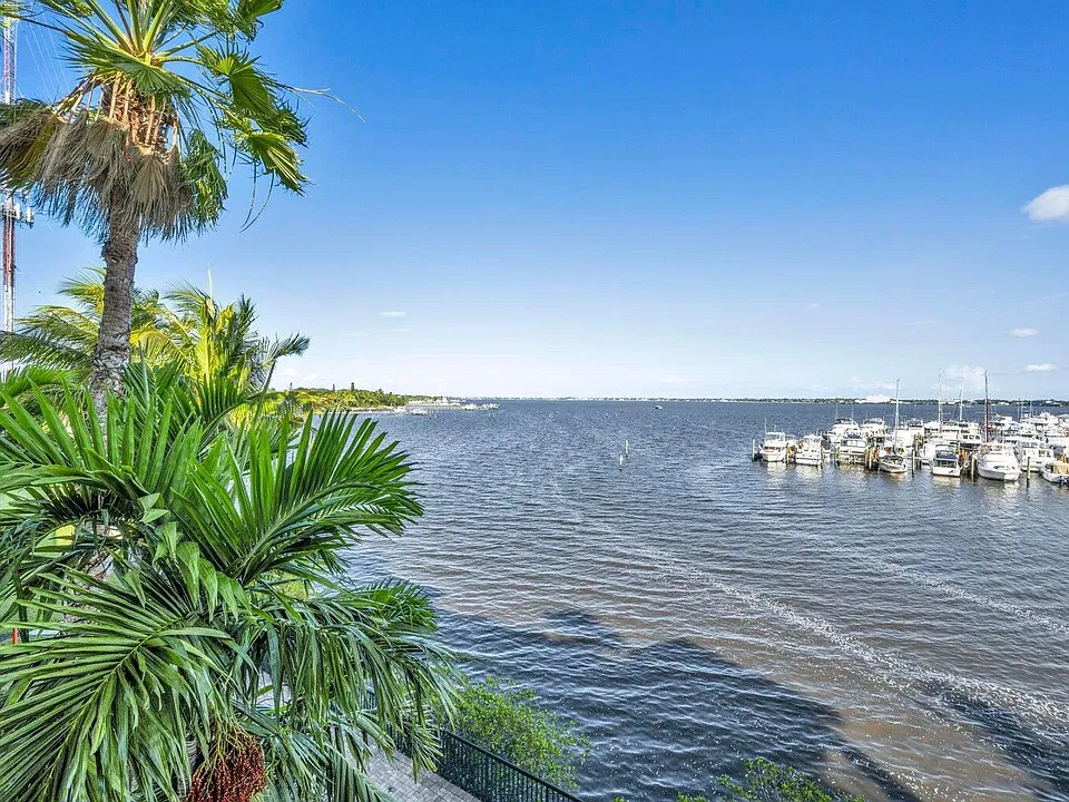 975 NW Flagler Ave #304
