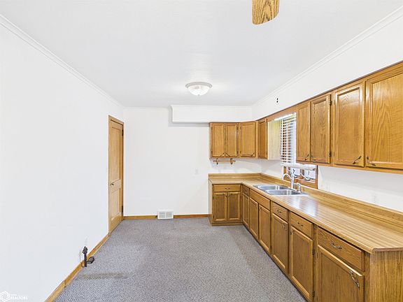 3rd image of 909 S 7th St
