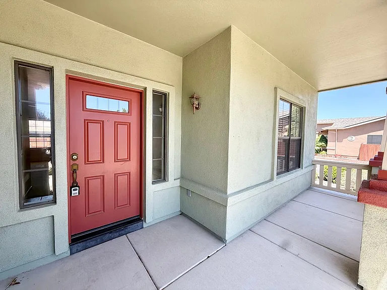 1210 Gardenia Ln — Photo 3