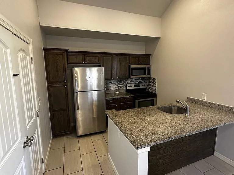 401 S Davis Ave — Photo 2