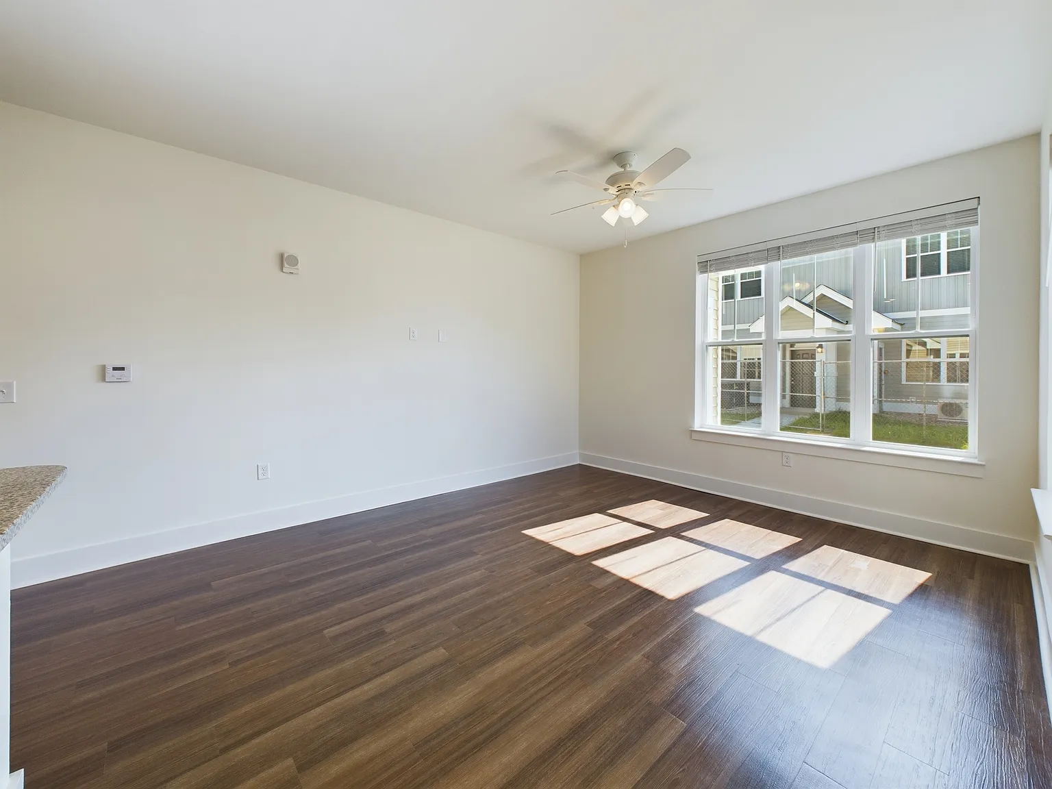 1 bed, 874 sqft, $2,049 — Photo 2