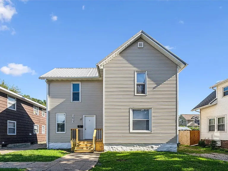 1613 A Ave NE #2 — Photo 2