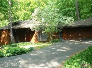 416 Fairlawn Knolls Cir, Akron, OH 44313