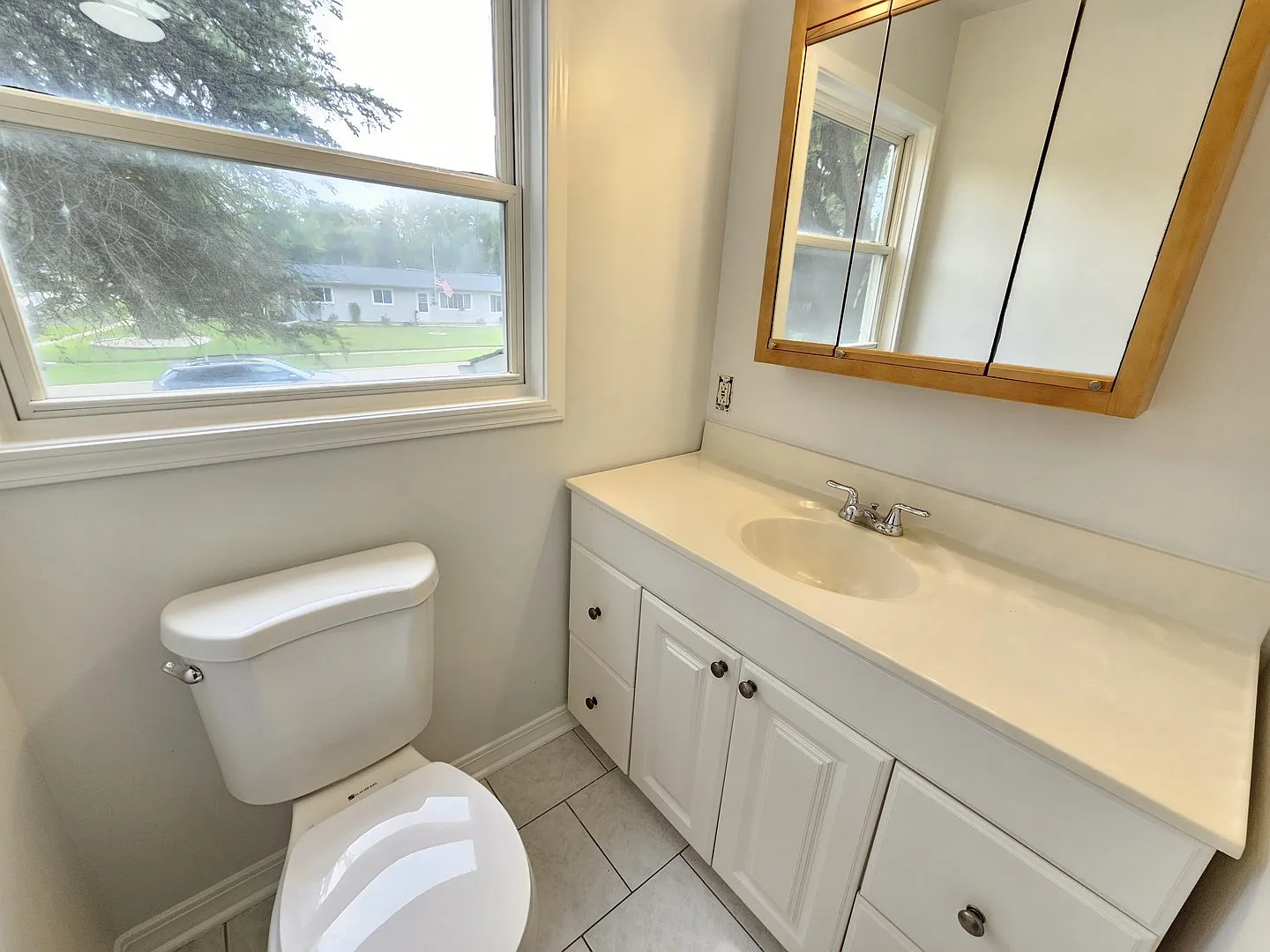 4 bed, 1.5 bath, 1625 sqft, $2,800 — Photo 2