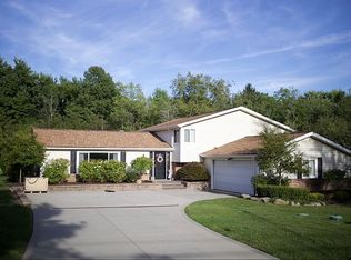 64 Maple Hill Dr, Chagrin Falls, OH 44022