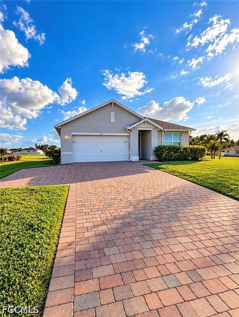 3 bed, 2.0 bath, 1672 sqft, $2,100 — Photo 2