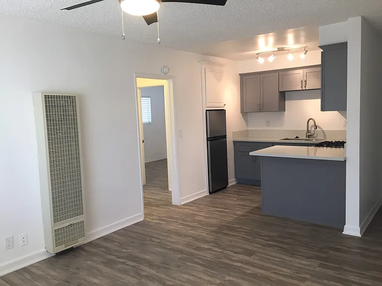 Eden Roc Apartments — Photo 26