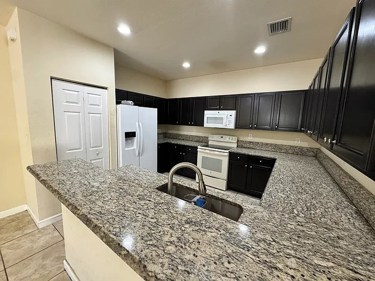 9136 SW 227th Ter #9136 — Photo 5