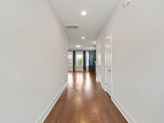 4th image of 405 Quarter Gate