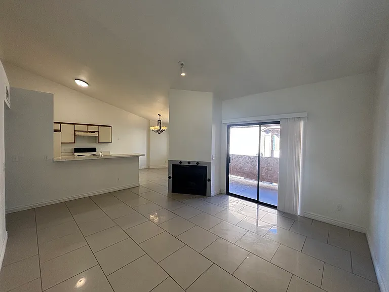 1670 W Park Wood Ln — Photo 3
