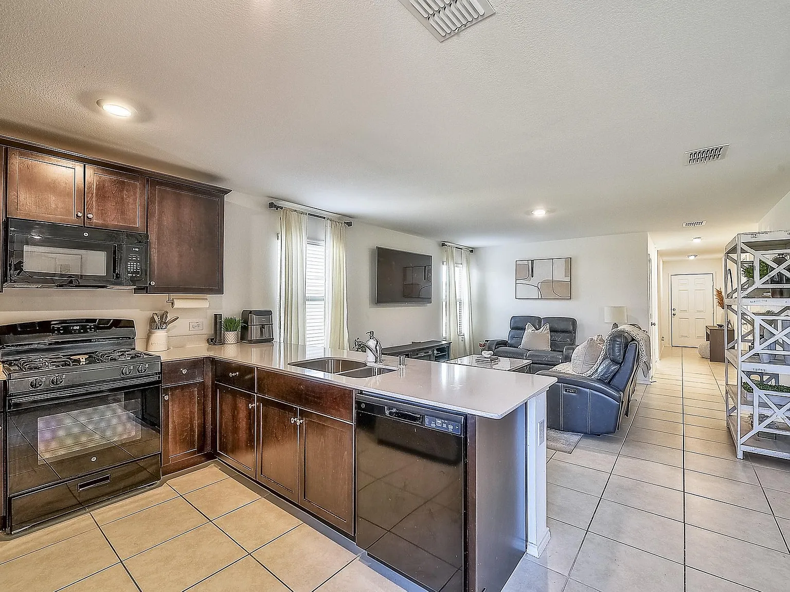 3 bed, 1268 sqft, $2,300 — Photo 4