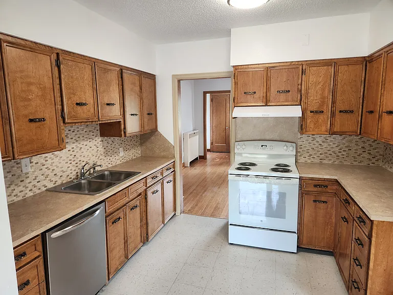 913 2nd St NE #1 — Photo 3