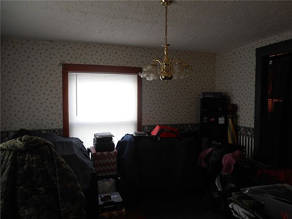 3rd image of 285 Fall St