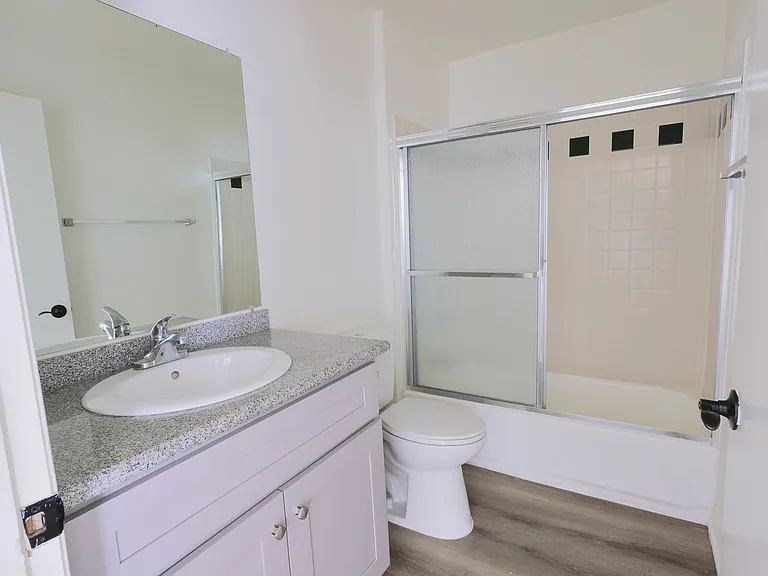 2928 Leeward Ave — Photo 8