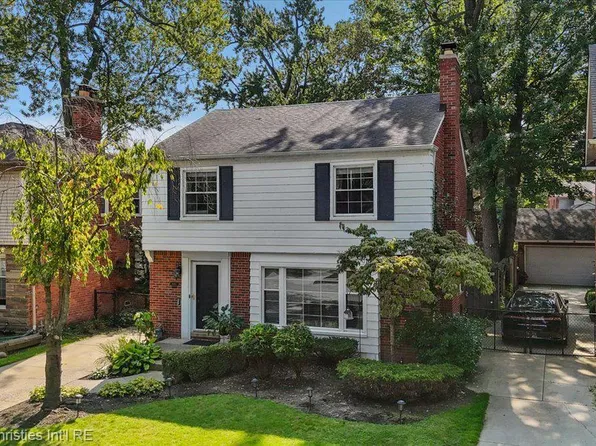 1683 Severn Rd, Grosse Pointe Woods, MI 48236
