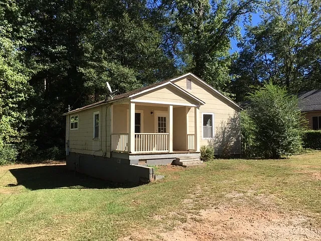 302 Oak St — Photo 1