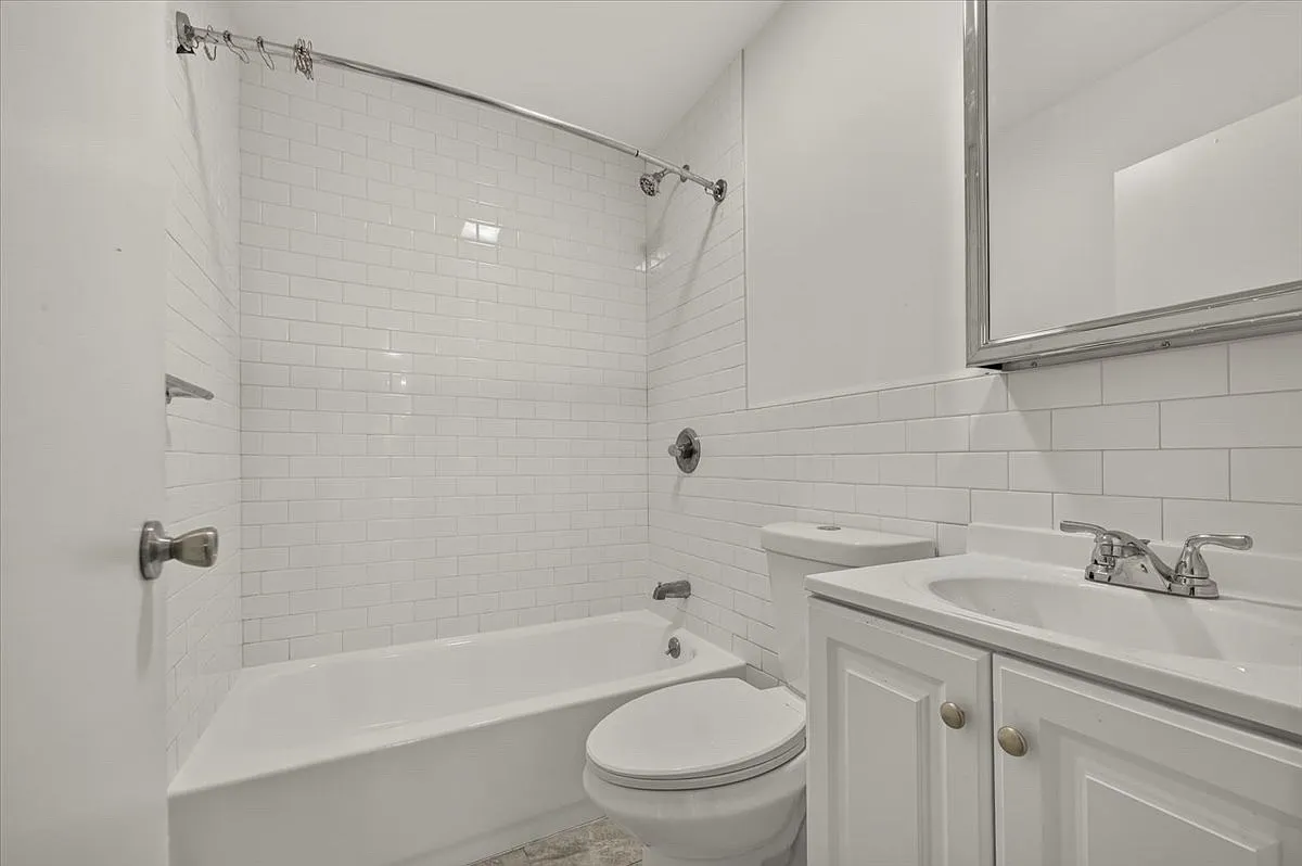 458 Drew St — Photo 2