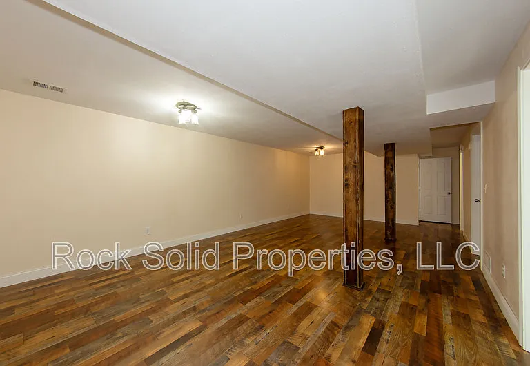 407 E 5th St — Photo 26
