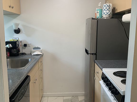 3rd image of 1221 N Dearborn Pkwy #201