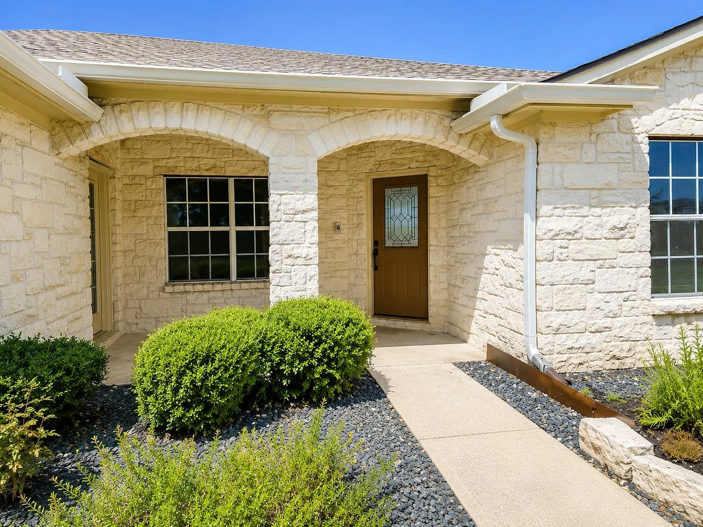 3 bed, 2.0 bath, 2199 sqft, $2,200 — Photo 2