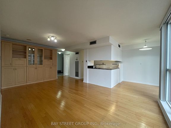 5th image of 736 Bay St #1910