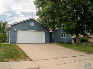 1213 S Sunny View Dr, Sioux Falls, SD 57110